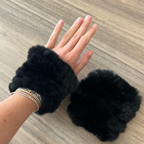 Black fur hand warmers - Picture 1 of 2